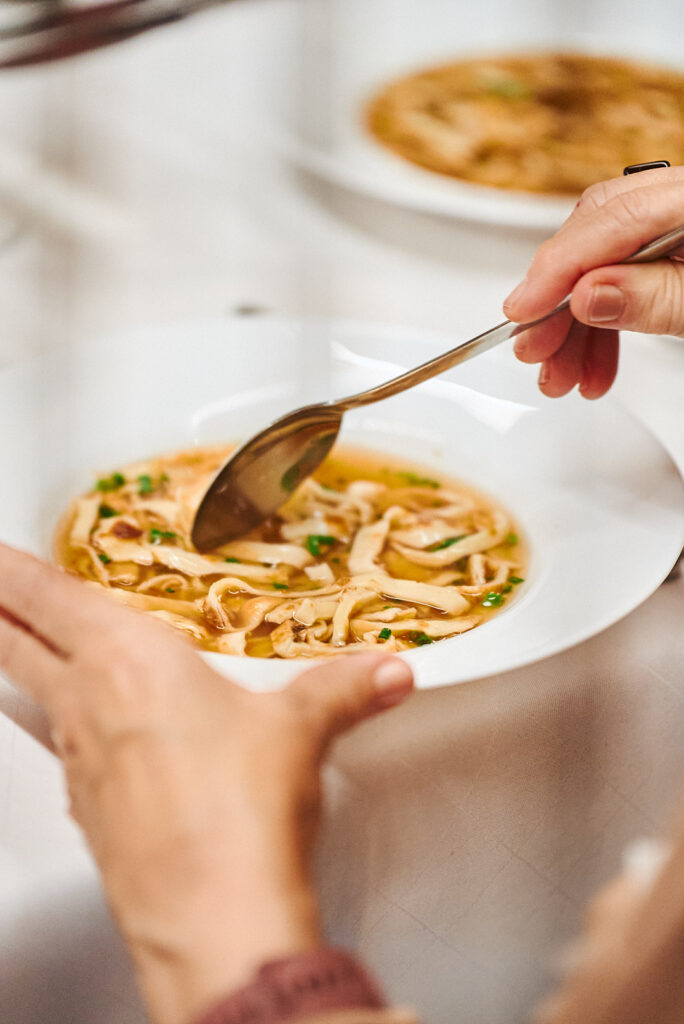 Frittatensuppe mit Pfannkuchenstreifen beim Törggelen-Abend an der Floßlände in Augsburg