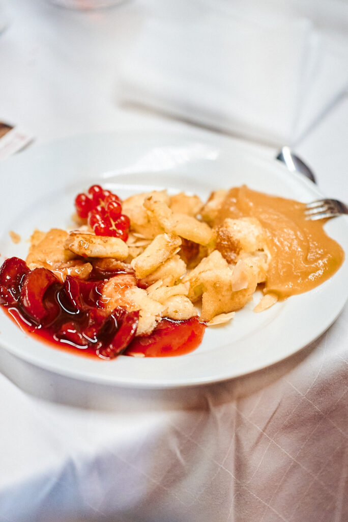 Dessertteller mit Kaiserschmarrn, Fruchtsauce und roten Beeren an der Floßlände in Augsburg